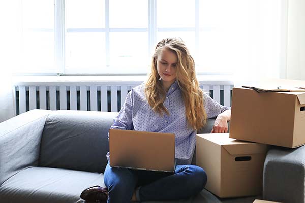 Femme qui fait devis déménagement sur ordinateur